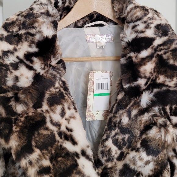 🆕️ B.O.G Band of the Free Wildcat Crop Faux Fur Jacket in Ivory Black - Picture 6 of 10